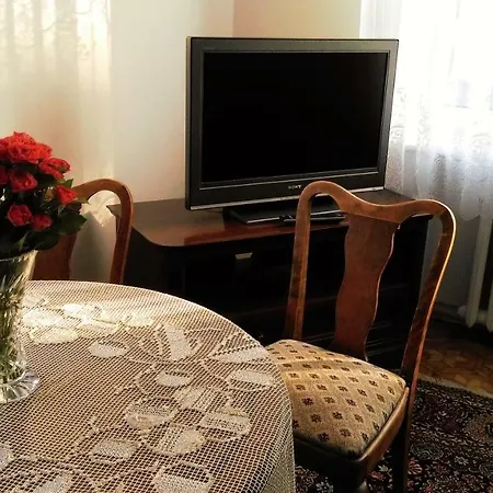 U Adeli شقة *